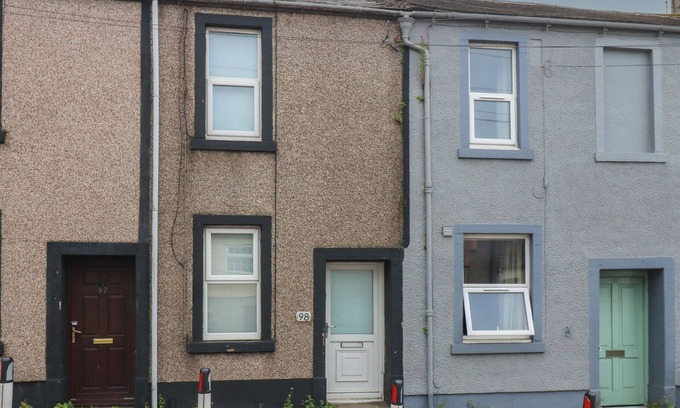 Whitehaven House | HOLLY HOUSE, with a garden in Whitehaven