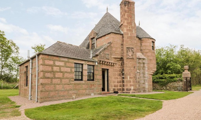 Banchory House | Holly Leaf Cottage - Drum Castle Estate
