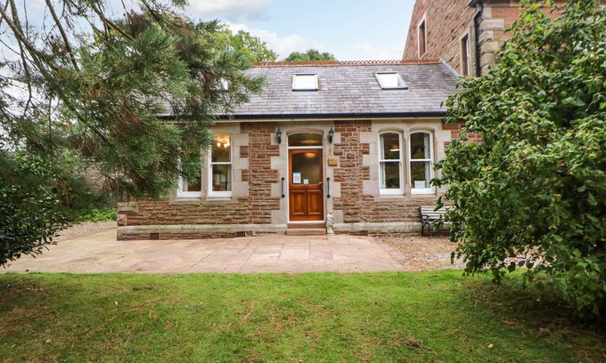 Appleby-in-Westmorland Cottage | HOLLY LODGE, pet friendly, with open fire in Appleby-In-Westmorland