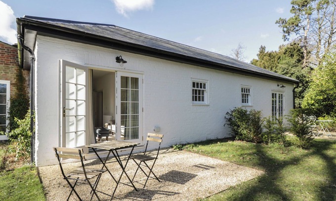 Elcot Cottage | HOLLY, pet friendly, with pool in Kintbury