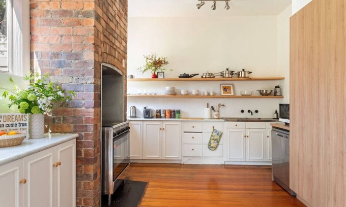 East Launceston House | Hollybrooke Cottage, prestige suburb in Launceston