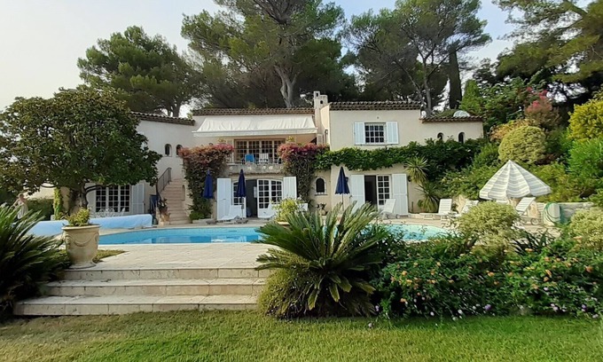 Biot Villa | Hollywood actor's home- amazing location, spacious villa , magnificent gardens