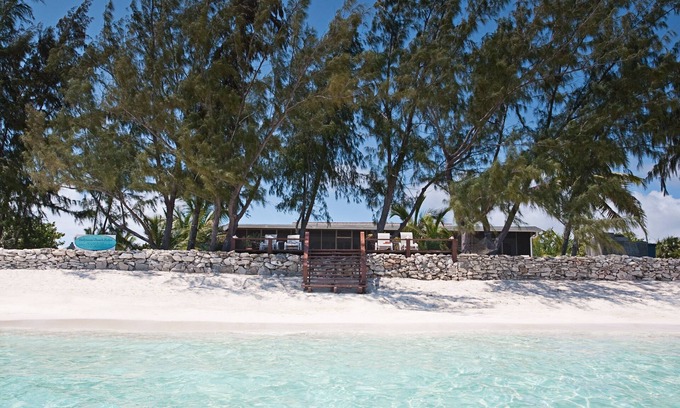 Whitby Hotel | Hollywood Beach Suites 7 Mile Beach - One Comfortable Suite is available