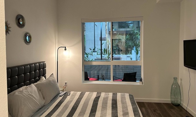 North Hollywood Condo | Hollywood/BeverlyHills Luxury Condo Suite!