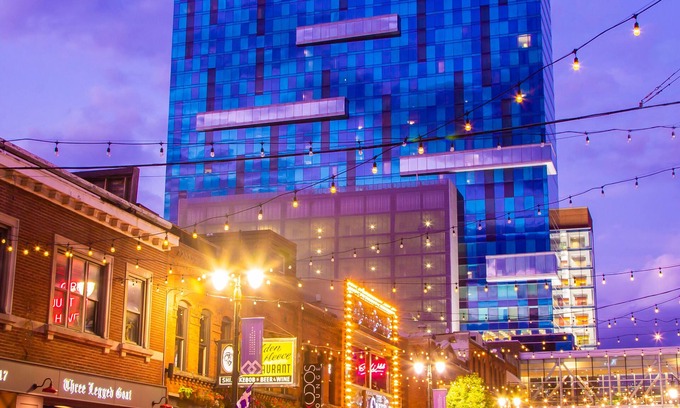 Greektown Historic District Hotel | Hollywood Casino at Greektown