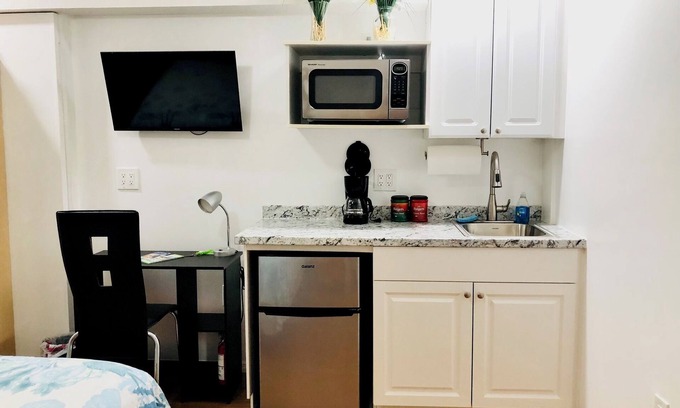 Highland Garden Apartment | Hollywood Florida cozy studio Room: beach, shopping & more at your fingertips.