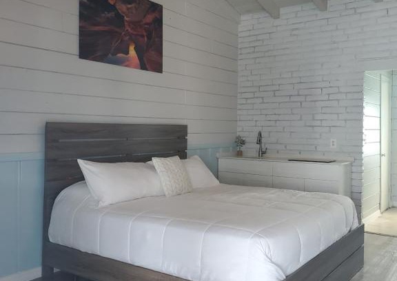 Royal Poinciana Hotel | Hollywood Gardens Inn & Suites