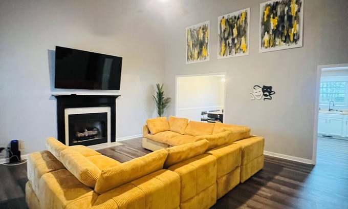 Clarksville House | Hollywood Hideaway, Amazing, Comfy, Spacious 4-bedroom house in w/theater room