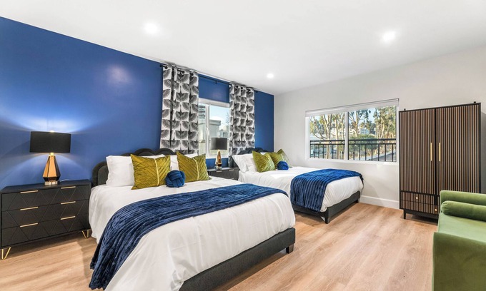 Hollywood House | Hollywood Hideaway - Central to Famous Hot Spots with WiFi, AC