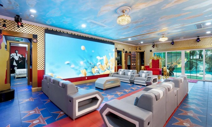 Windwood Bay House | Hollywood Themed Mega Mansion/Sleeps 62!/Your own Lazy River/Firepit/