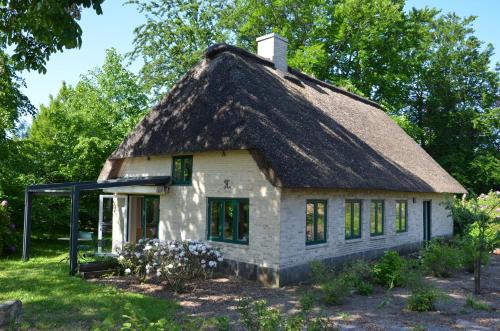 Juebek House | Holsteinshof - Reetdachkate zwischen Nord- und Ostsee