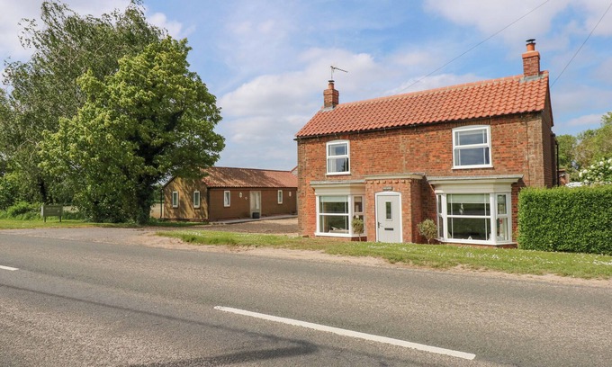 Frampton House | HOLT HOUSE, pet friendly, character holiday cottage in Bicker