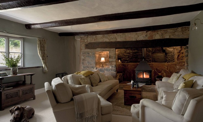 Bampton Cottage | HOLWELL FARMHOUSE, pet friendly, with hot tub in Bampton, Devon