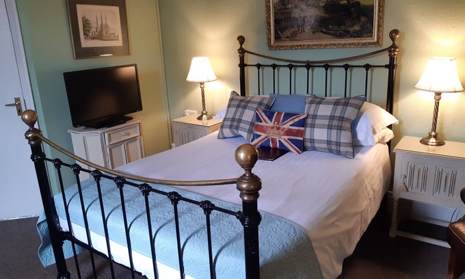 Loughborough House | Holywell Guest House