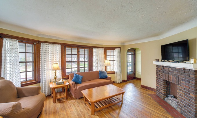 Lakewood House | Home 2 Mi to Lakewood Park & Solstice Steps!