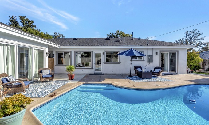 East Whittier House | HOME 20 MINS AWAY FROM DISNEY! 5 BEDS/5 FULL BATHS WITH GUESTHOUSE