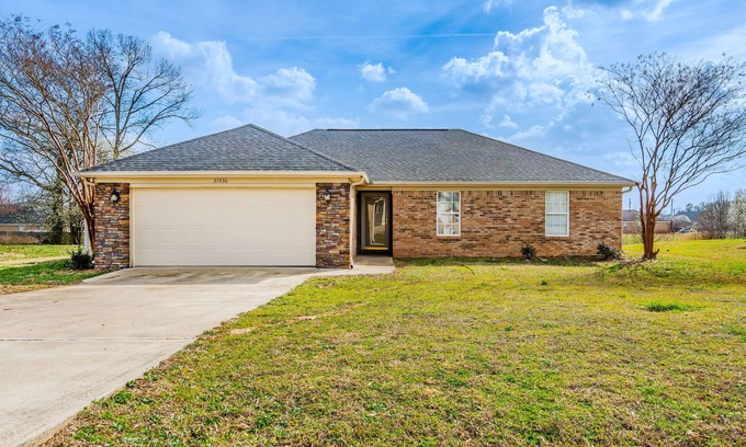 Athens House | Home 3 bedroom sleeps 8 · Airport · I-65 · Toyota