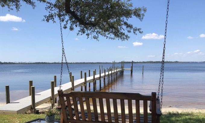 Parker House | Home 5 minutes to Tyndal AFB gate. Private boat dock with slips. 1 blk from bay