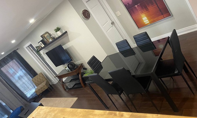 St. Catharines House | Home away from home- sleeps 6