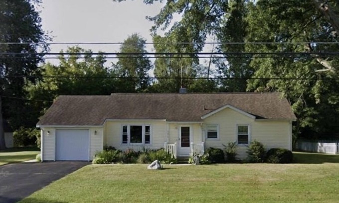 Bath House | Home away from home, charming ranch within 10 minutes from MSU campus.
