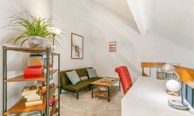 Washington Virginia Vale Condo | Home Away From Home - 2 Bedroom Condo w/Fireplace