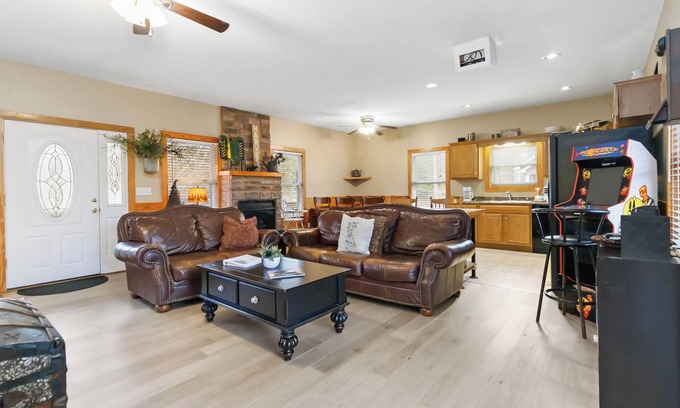 Sloans Valley House | Home Away From Home 25R- Fun, Lake Cumberland, Golf Carts, Pickleball, Pool