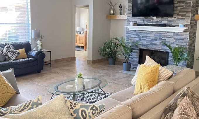 Tomball House | Home away from home! 4-BR with Backyard and full kitchen! Explore Parks & More!!