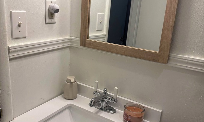 Decatur House | Home Away From Home - Charming 3-bedroom house with AC and WiFi in Decatur