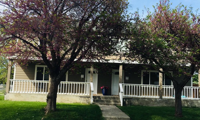 Richland House | Home away from home. Clean and cozy 3 bedroom, 1 bath in Richland, WA