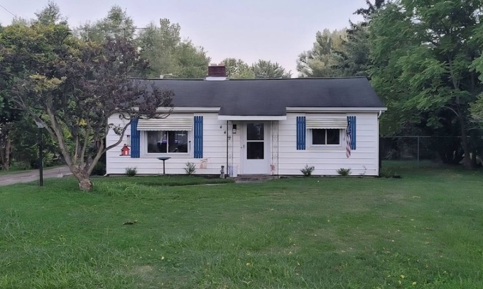 Oberlin Cottage | Home Away From Home - Cozy Stay Near College