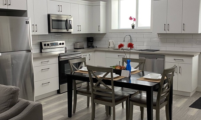 Kamloops House | Home away from home in a new upscale & highly desirable neighbourhood!