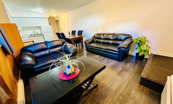 Saanich West House | Home Away from Home in Victoria (centrally located)