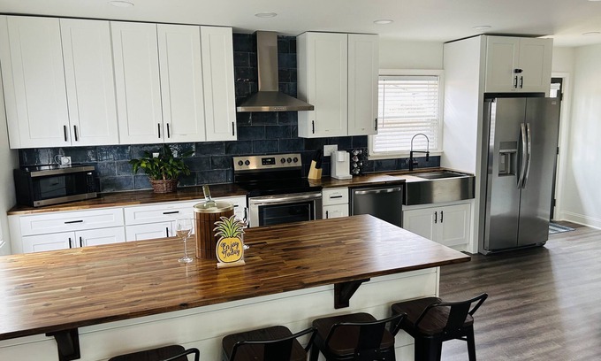 Paw Creek House | Home away from home. Less than 10 minutes to City!