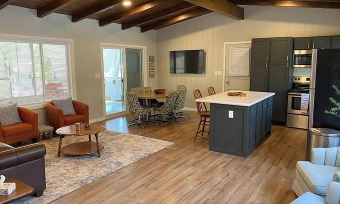 South Central Omaha House | Home away from Home- Mid Century Style - central Omaha (5 min from I-80)