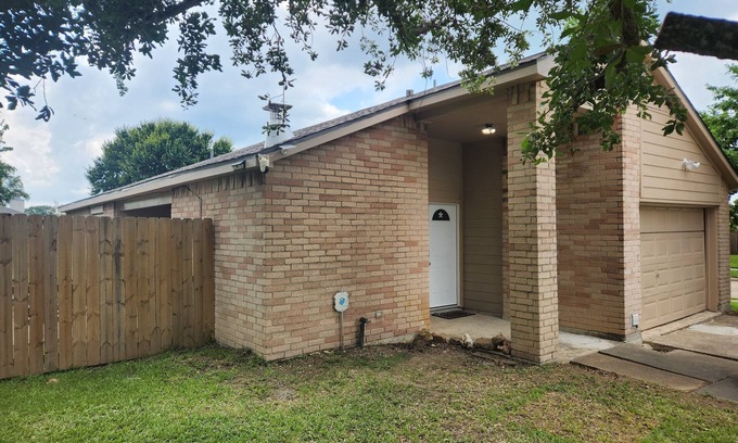 Baytown House | Home away from home near plants and hospital contractors welcome.