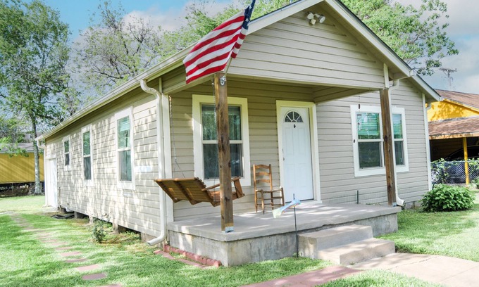 Bay City House | Home Away from Home.relax in our clean, comfy 2 BR, 1 bath house in Bay City