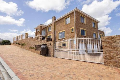 L'Agulhas House | Home away from home