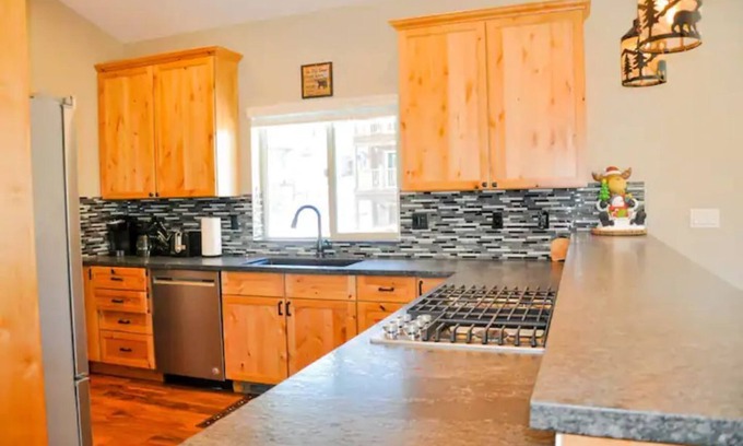 Mountain View Estates House | Home away from home with Hot tub and mountain view