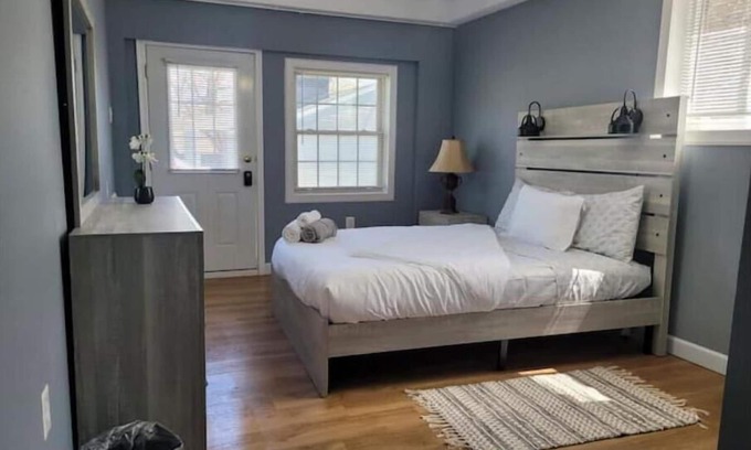 Hillandale Apartment | Home away home 3 bedroom, 3 queen bed - located 7 mile away from Washington DCn