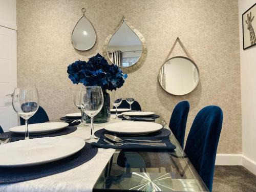 Horley House | Home Away Luxury Living - Horley