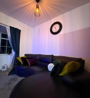Tamworth House | Home away Tamworth Staffordshire 4 Bedroom 3 Bathroom - Semi Detached House