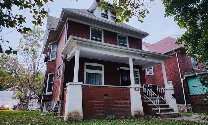 Niagara Falls House | Home besides Niagara Falls, NY.