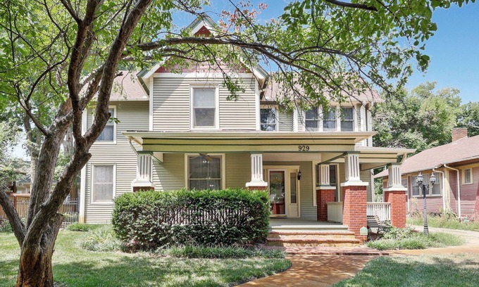 Wichita House | Home by the river, 5 Bedrooms, 5-minute walk to Children Museum, POOL TABLE!