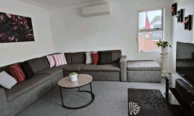 Papatoetoe House | Home close to Amenities and Airport