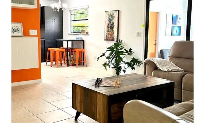 Vero Beach House | Home close to shops, restaurants and beach 3/2
