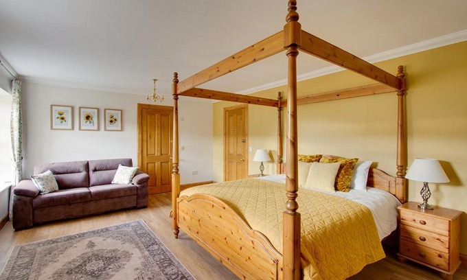 Forfar Bed & Breakfast | Home Farm B&B - Sunflower Room