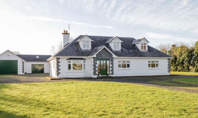 Crosswell Cottage | HOME FARM RETREAT, family friendly in Williamstown, County Galway