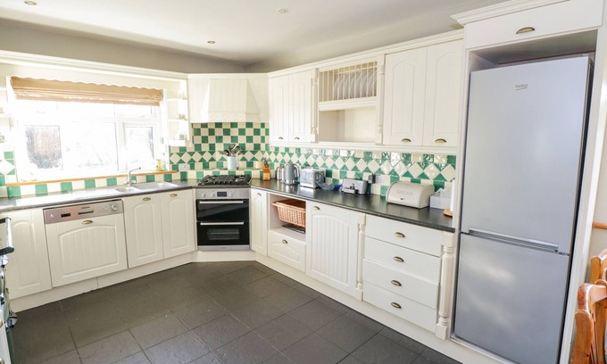 Crosswell Cottage | HOME FARM RETREAT, family friendly in Williamstown, County Galway