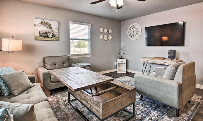 Downtown House | Home Grassy Yard, Walk to Bentonville Square