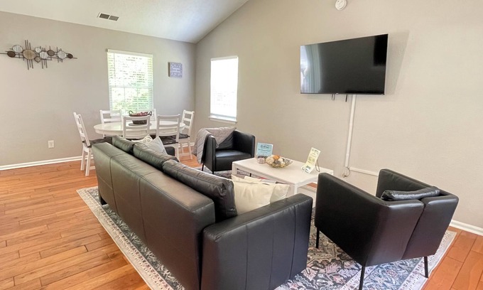 Paw Creek House | Home in Charlotte close to airport and city center